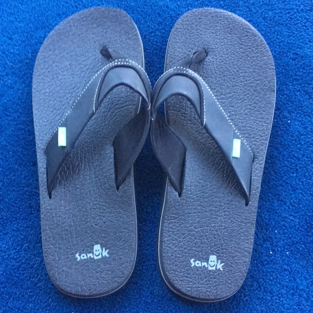 Sanuk’s men flip flops